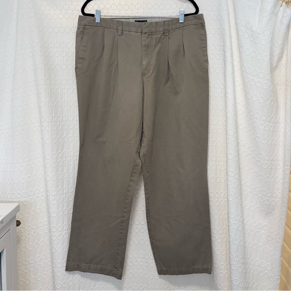 Dockers Men's Relaxed Fit Khaki Pants Pleated - Picture 1 of 8
